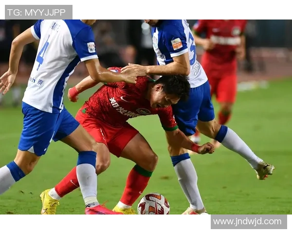 从发带看球场风云足球巨星如何用束发带展现个人魅力与竞技精神